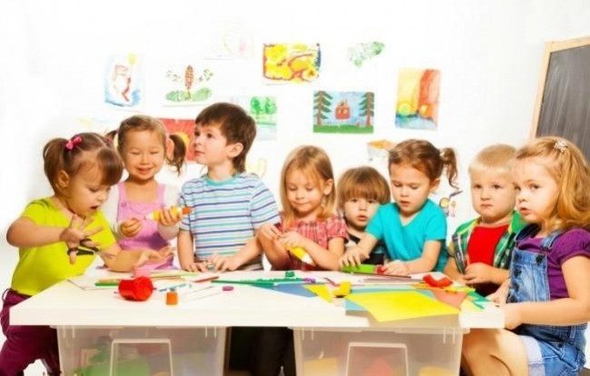 Niños aprendiendo en un aula bien organizada
