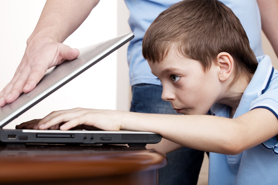 Niño adicto al ordenador durante la pandemia